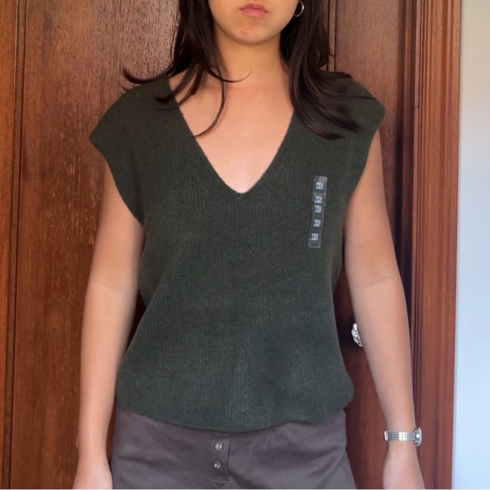 Uniqlo Olive 3D Knit V-Neck Vest